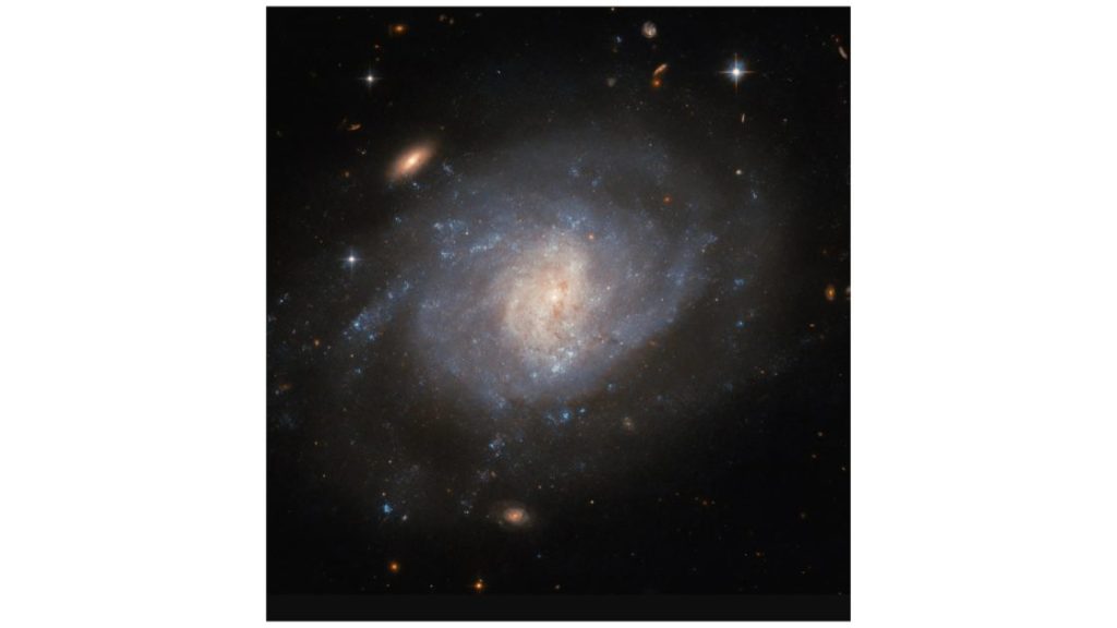 Hubble clicks a spiral galaxy with an explosive past